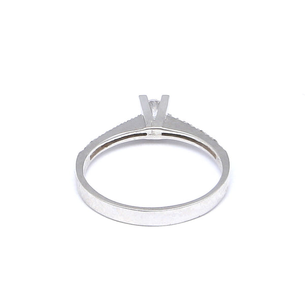 Anillo diseño especial con circonias en oro blanco 14 kilates.