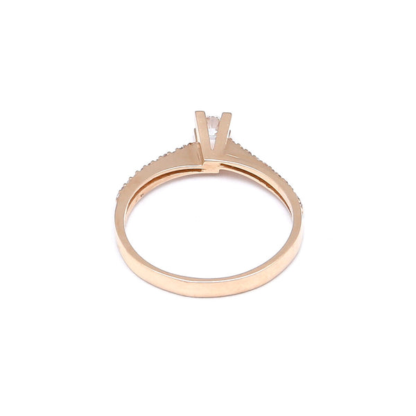 Anillo estilizado con circonias oro rosa 14 kilates.