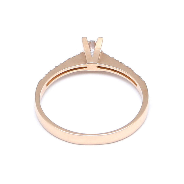 Anillo diseño especial con circonias en oro rosa 14 kilates.