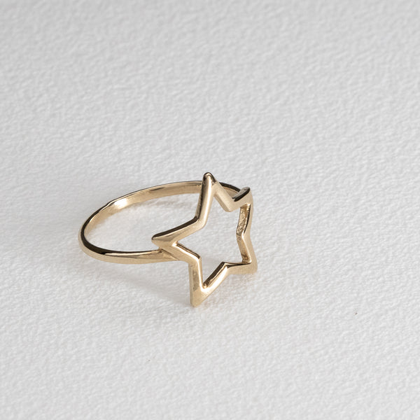 Anillo calado motivo estrella en oro amarillo 14 kilates.