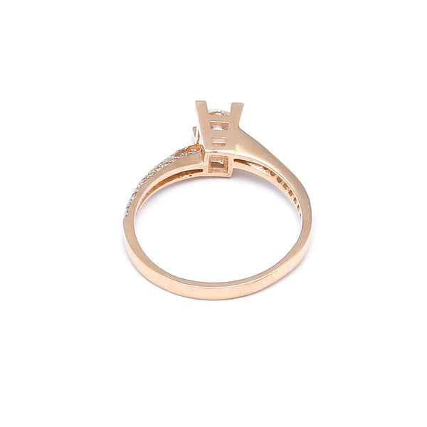 Anillo estilizado con circonias en oro rosa 14 kilates.