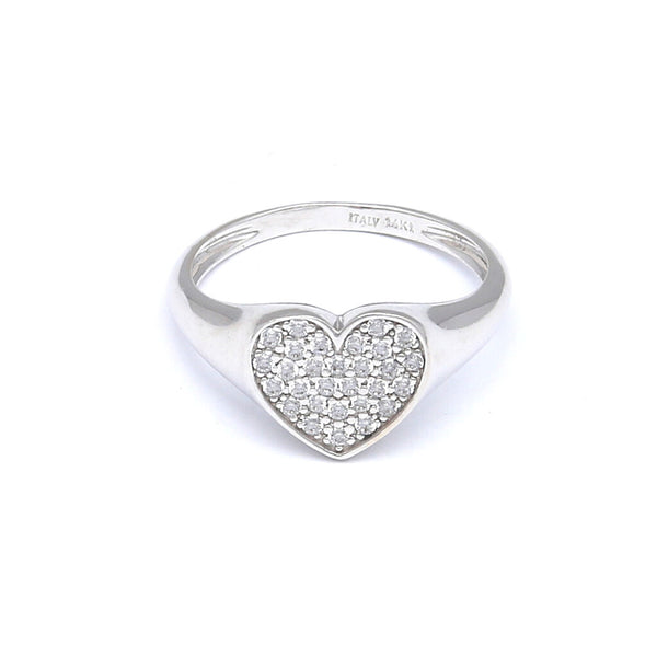 Anillo tipo sello motivo corazón con circonias en oro blanco 14 kilates.