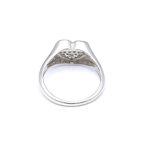 Anillo tipo sello motivo corazón con circonias en oro blanco 14 kilates.