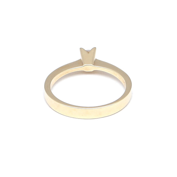 Anillo solitario con circonia en oro amarillo 14 kilates.