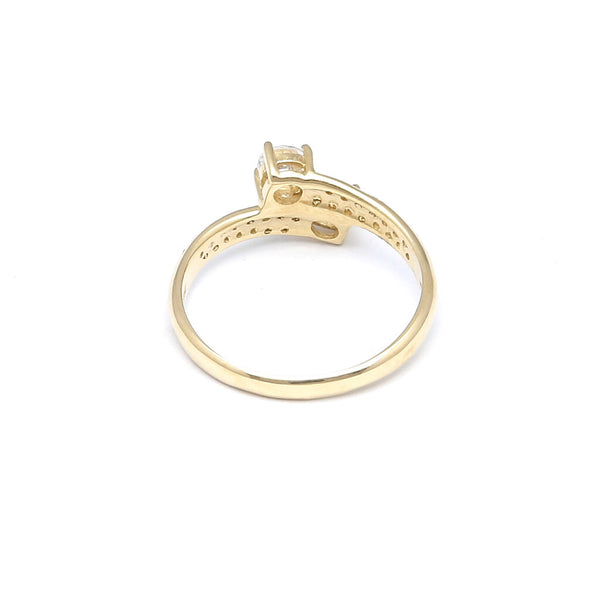 Anillo estilizado con circonias en oro amarillo 14 kilates.