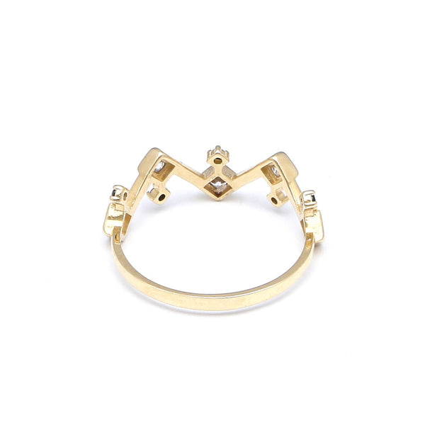 Anillo estilizado con circonias y sintéticos en oro amarillo 14 kilates.