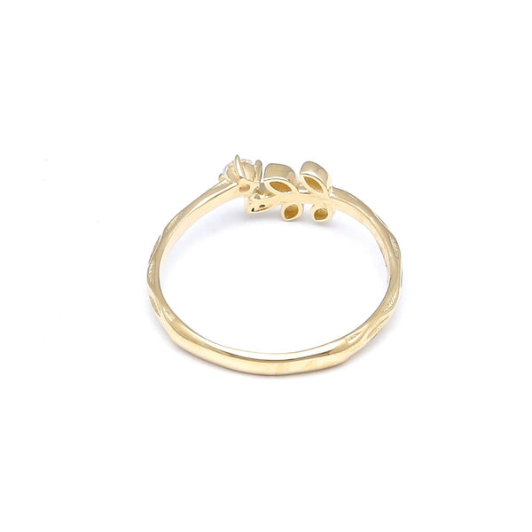 Anillo labrado motivo floral con circonias en oro amarillo 14 kilates.