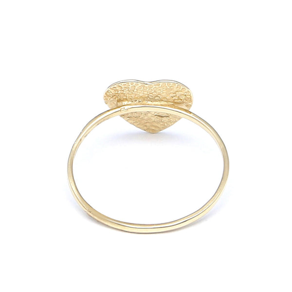 Anillo tipo sello motivo corazón en oro amarillo 14 kilates.