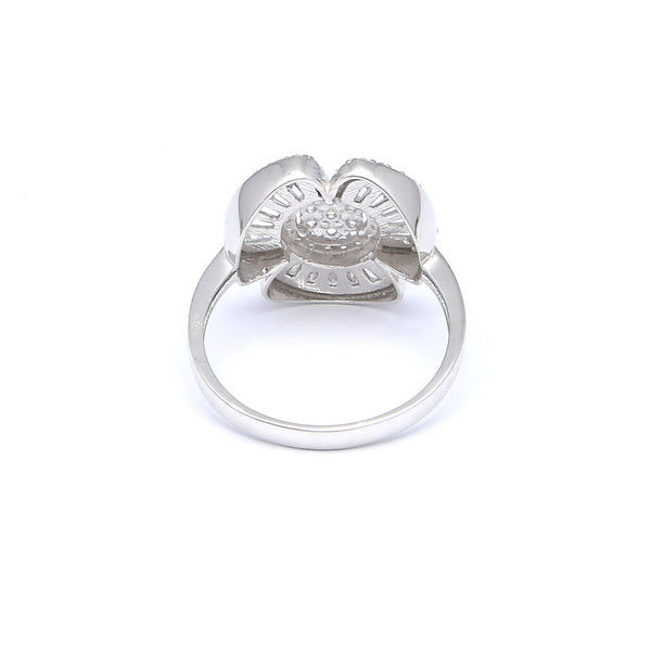 Anillo diseño especial motivo flor con circonias en oro blanco 14 kilates.