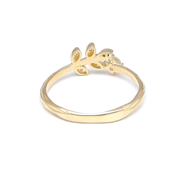 Anillo labrado motivo floral con circonias en oro amarillo 14 kilates.