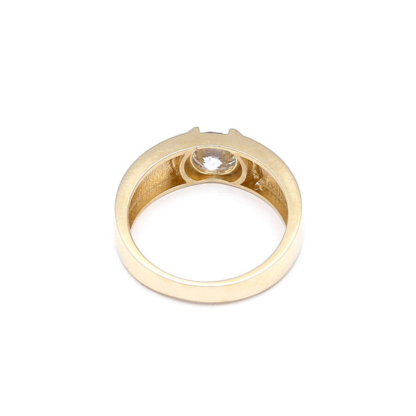 Anillo solitario liso con circonia en oro amarillo 14 kilates.