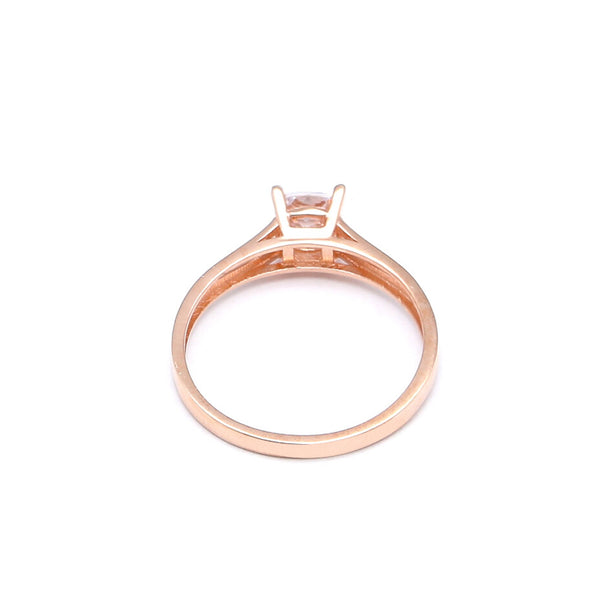 Anillo solitario con circonia en oro rosa 14 kilates.