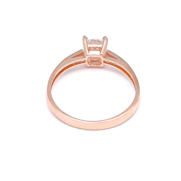 Anillo solitario con circonia en oro rosa 14 kilates.