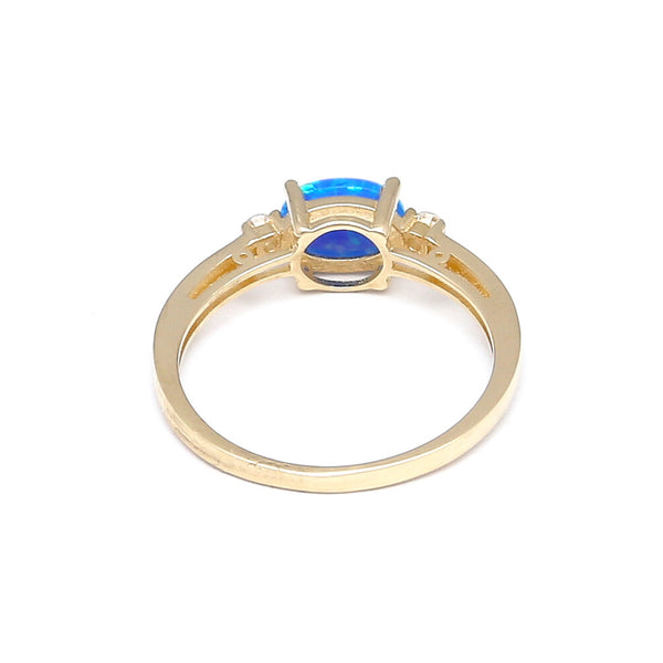 Anillo calado con sintéticos en oro amarillo 14 kilates.