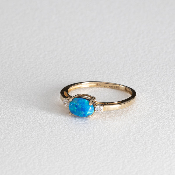 Anillo calado con sintéticos en oro amarillo 14 kilates.