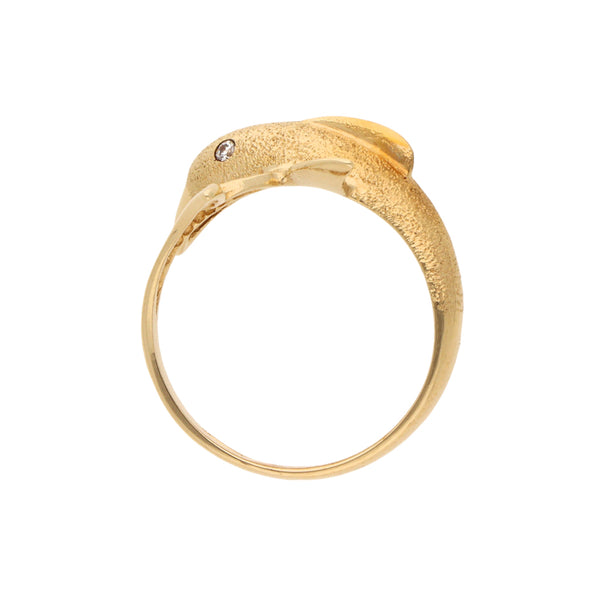 Anillo martillado motivo delfín con sintéticos en oro amarillo 14 kilates.