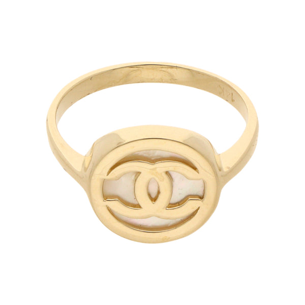 Anillo tipo sello con madre perla en oro amarillo 14 kilates.