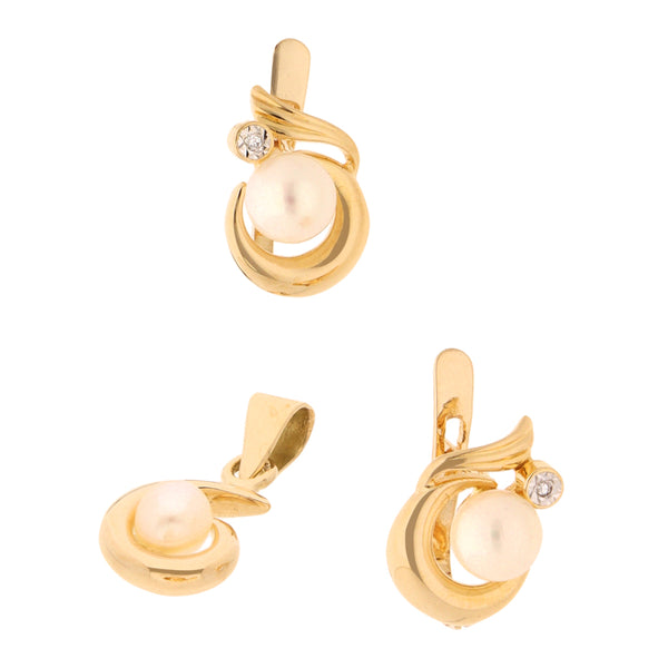 Aretes estilizados con diamantes, dije diseño especial con perlas en oro amarillo 14 kilates.