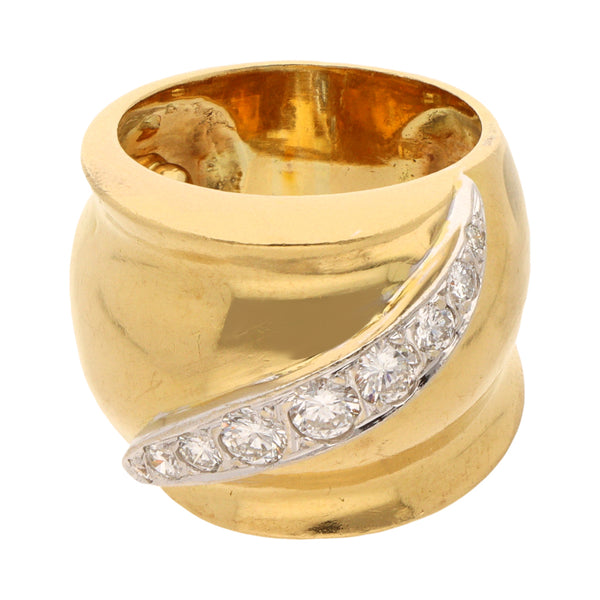 Anillo estilizado con diamantes en oro amarillo 18 kilates.