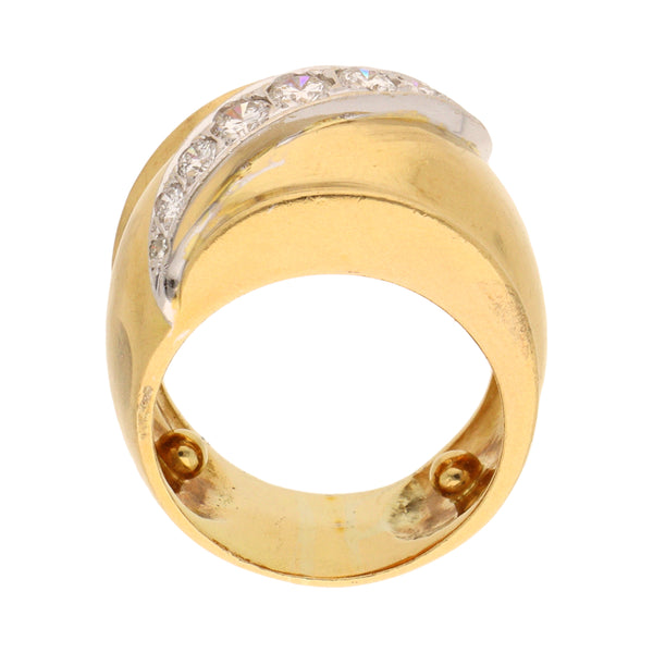 Anillo estilizado con diamantes en oro amarillo 18 kilates.