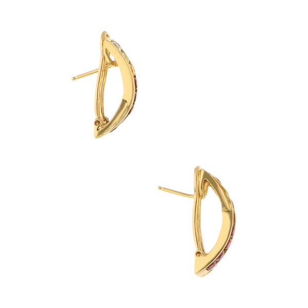 Aretes calados con diamantes y sintéticos en oro amarillo 18 kilates.