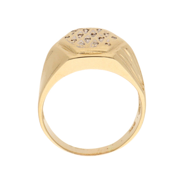 Anillo tipo sello con diamantes en oro amarillo 14 kilates.