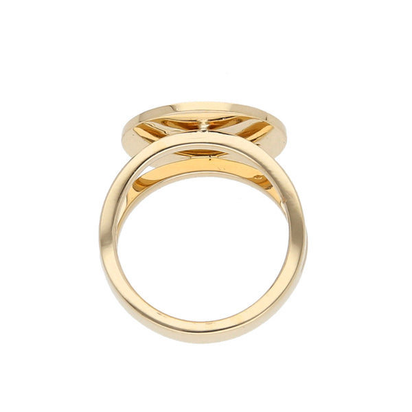 Anillo tipo sello con madre perla y esmalte en oro amarillo 14 kilates.