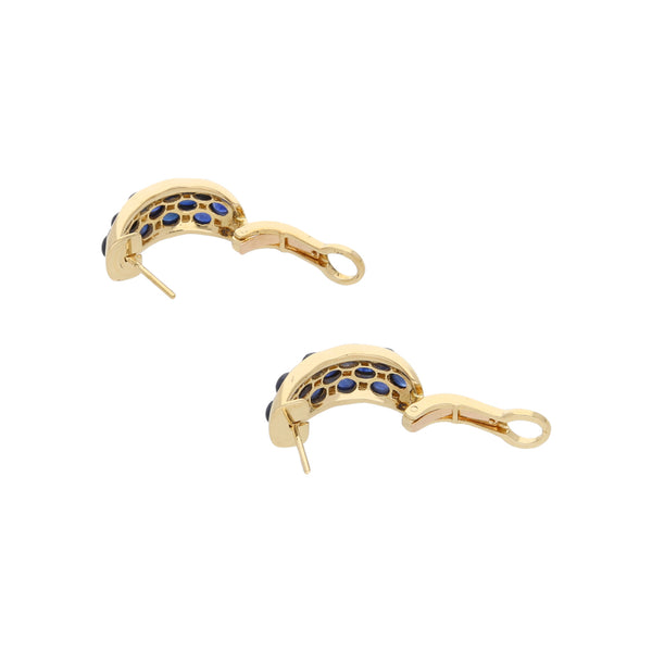 Aretes estilizados con diamantes y sintéticos en oro amarillo 18 kilates.