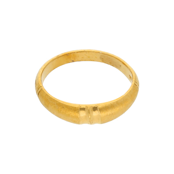 Anillo satinado en oro amarillo 22 kilates.