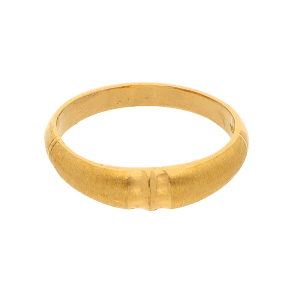 Anillo satinado en oro amarillo 22 kilates.