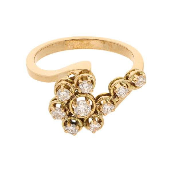 Anillo estilizado con diamantes en oro amarillo 18 kilates.