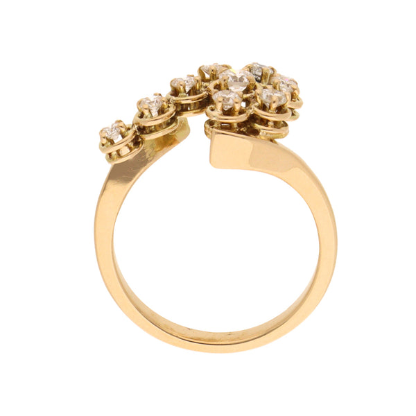 Anillo estilizado con diamantes en oro amarillo 18 kilates.