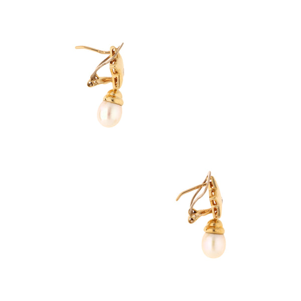 Aretes calados motivo estrella con colgante, diamantes y perlas en oro amarillo 18 kilates.