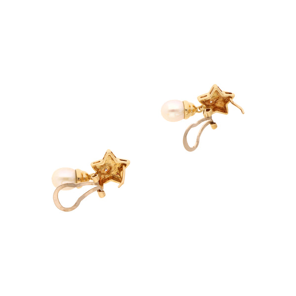 Aretes calados motivo estrella con colgante, diamantes y perlas en oro amarillo 18 kilates.