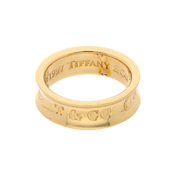 Argolla lisa firma Tiffany & Co. en oro amarillo 18 kilates.