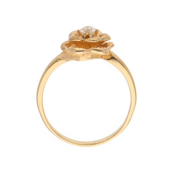 Anillo diseño especial motivo flor con diamante en oro amarillo 14 kilates.