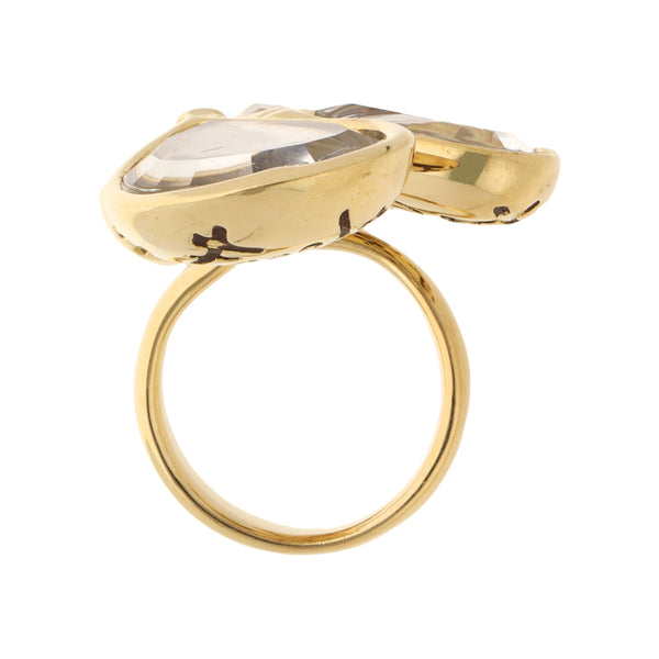 Anillo estilizado firma H.Stern con diamante, sintéticos y esmalte en oro amarillo 18 kilates.