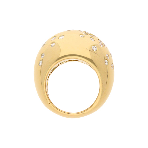 Anillo estilizado con diamantes en oro 18 kilates.