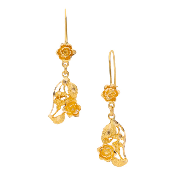 Aretes con colgantes calados motivo floral en oro amarillo 18 kilates.