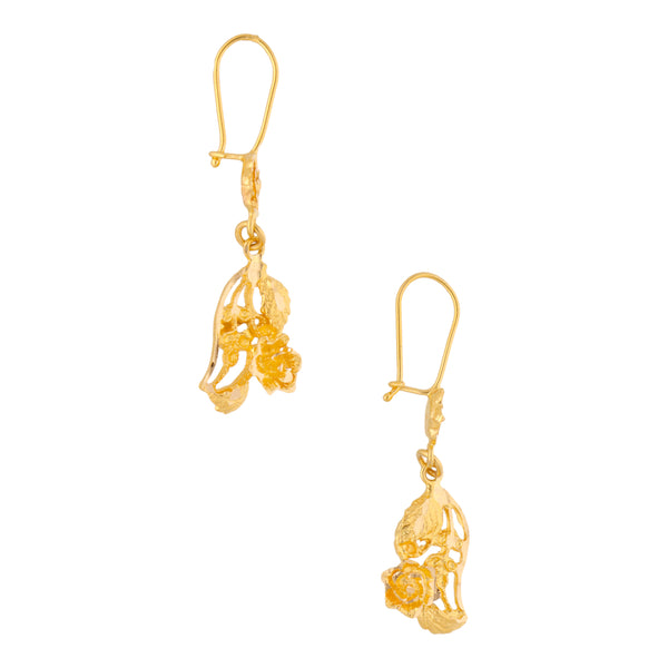 Aretes con colgantes calados motivo floral en oro amarillo 18 kilates.