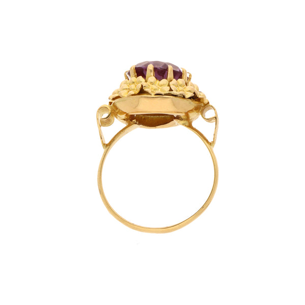 Anillo calado con aplicaciones motivo floral y sintético en oro amarillo 18 kilates.