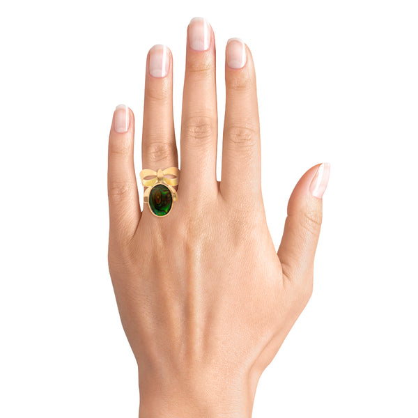 Anillo diseño especial motivo moño con madre perla en oro amarillo 14 kilates.