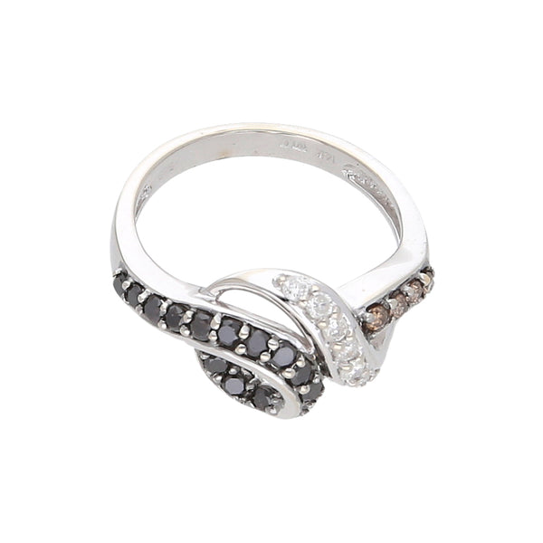 Anillo calado con diamantes en oro blanco 14 kilates.