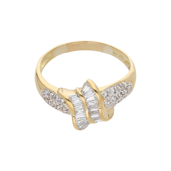 Anillo estilizado con diamantes en oro amarillo 18 kilates.