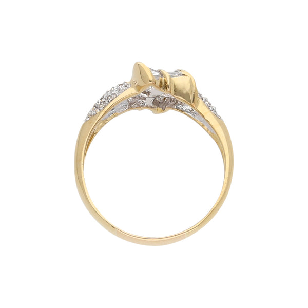 Anillo estilizado con diamantes en oro amarillo 18 kilates.