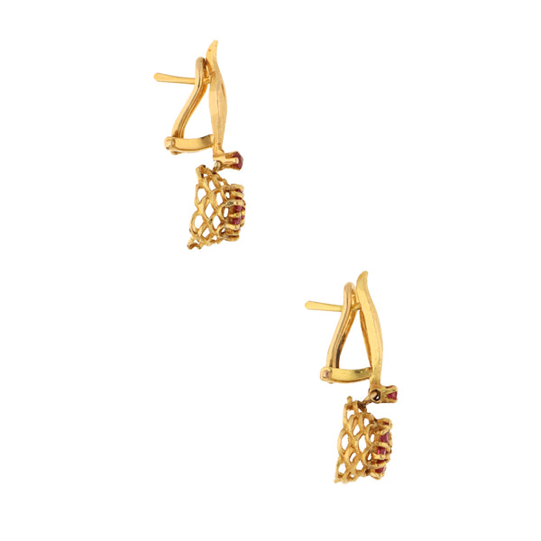 Aretes calados con rubíes en oro amarillo 18 kilates.