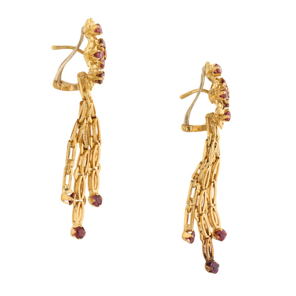 Aretes calados con colgantes y rubíes en oro amarillo 18 kilates.