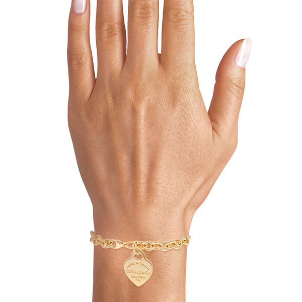 Pulsera eslabón cruzado con colgante motivo corazón firma Tiffany & Co en oro amarillo 18 kilates.