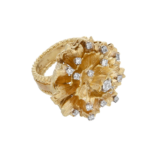 Anillo estilizado con diamantes motivo floral en oro amarillo 18 kilates.