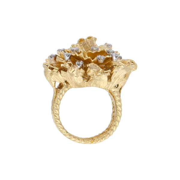 Anillo estilizado con diamantes motivo floral en oro amarillo 18 kilates.